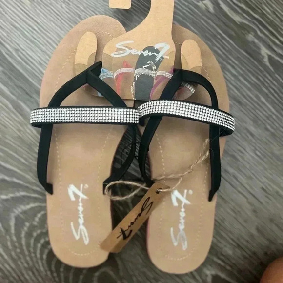 Seven7 Shoes - Woman’s Black Thong Sandals. NWT. SIZE 7